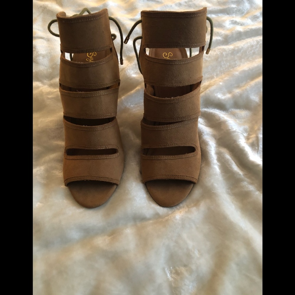 Cute Tan Suede heels
